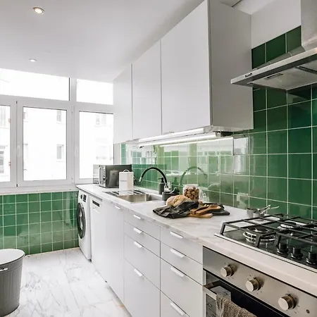 Sabarros - 2 Bedrooms In Alvalade Daire