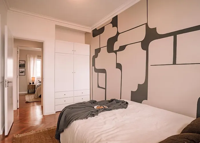 Sabarros - 2 Bedrooms In Alvalade * ליסבון